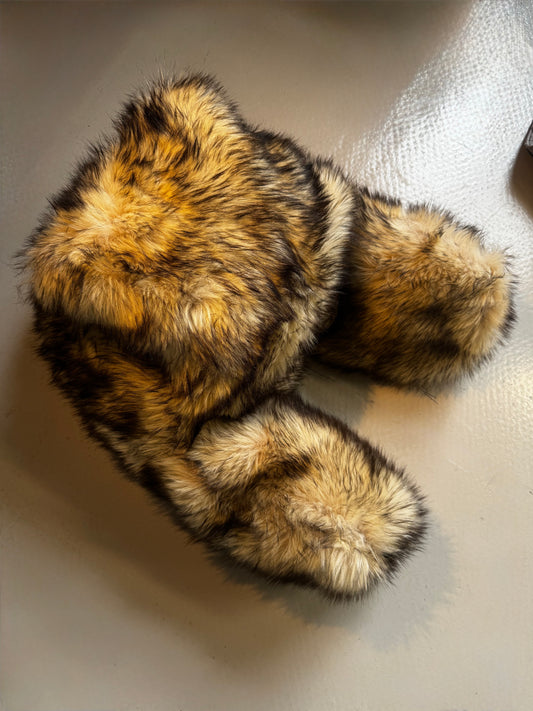 EXCLUSIVE  XXL TRAPPER GOLDEN WOLF FUR